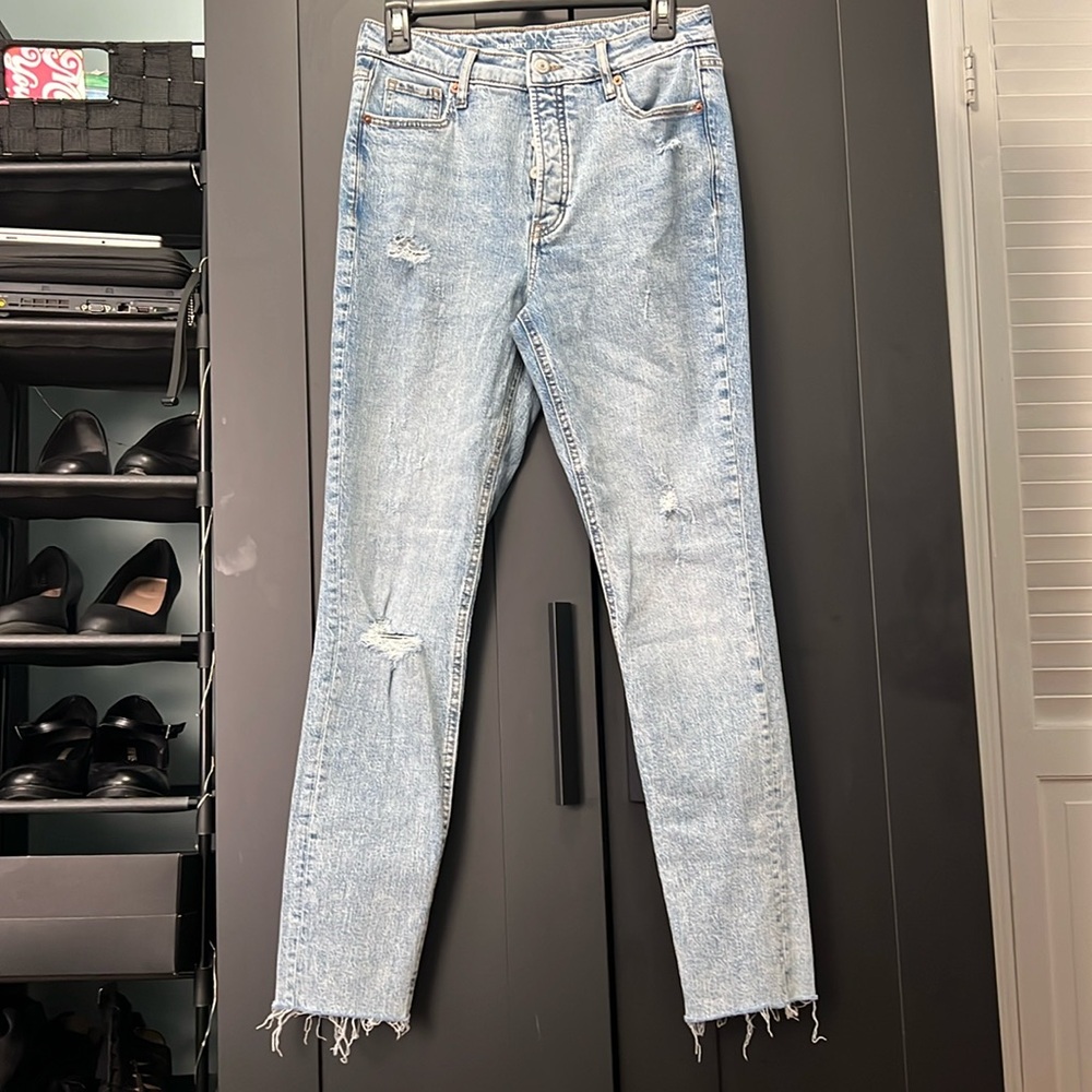 Old Navy. Extra high rise pop icon skinny jeans. Light blue Women’s Size 4.